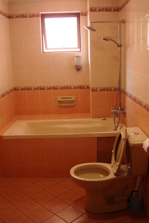 Dorcas Service Apartment - Marina Court Кота-Кинабалу Экстерьер фото